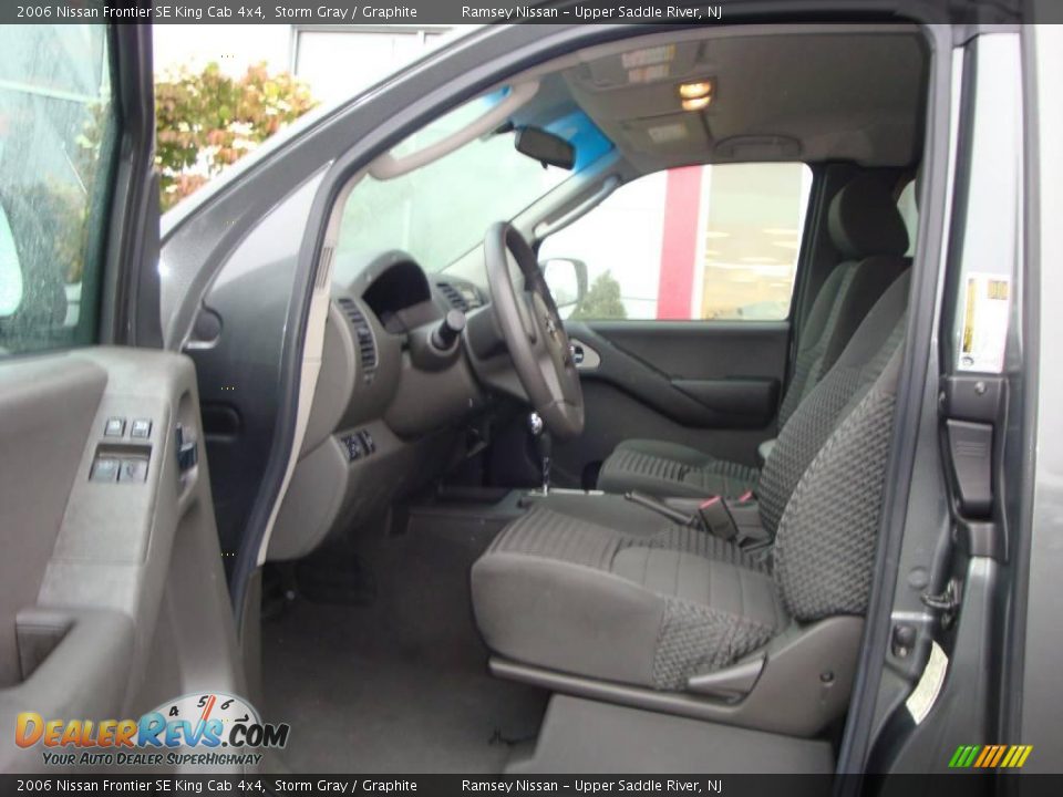 2006 Nissan Frontier SE King Cab 4x4 Storm Gray / Graphite Photo #32
