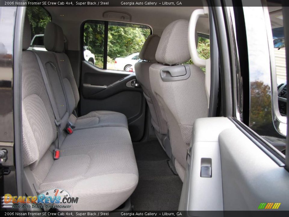 2006 Nissan Frontier SE Crew Cab 4x4 Super Black / Steel Photo #31