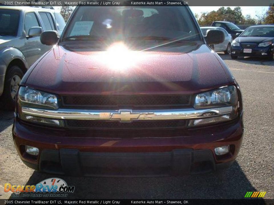 2005 Chevrolet TrailBlazer EXT LS Majestic Red Metallic / Light Gray Photo #2