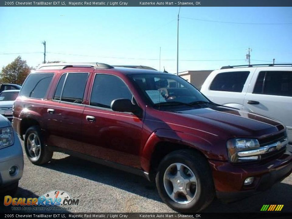 2005 Chevrolet TrailBlazer EXT LS Majestic Red Metallic / Light Gray Photo #3