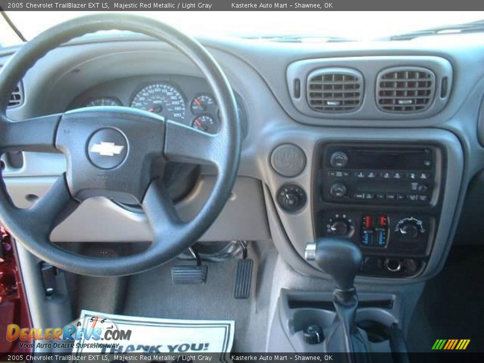 2005 Chevrolet TrailBlazer EXT LS Majestic Red Metallic / Light Gray Photo #9