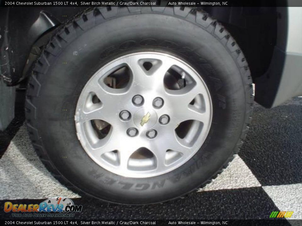 2004 Chevrolet Suburban 1500 LT 4x4 Silver Birch Metallic / Gray/Dark Charcoal Photo #4