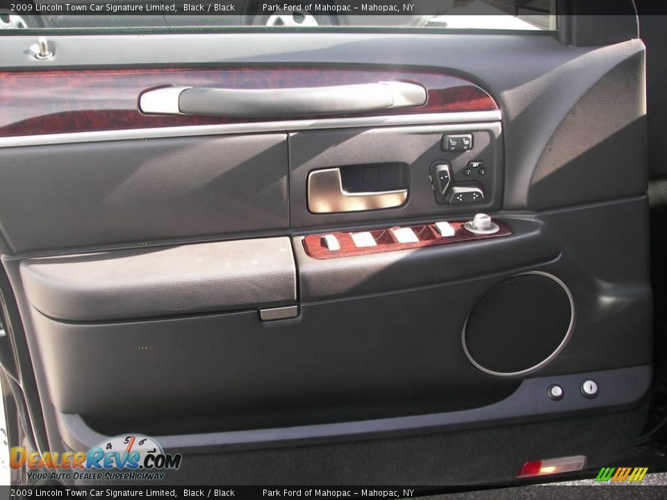 2009 Lincoln Town Car Signature Limited Black / Black Photo #10
