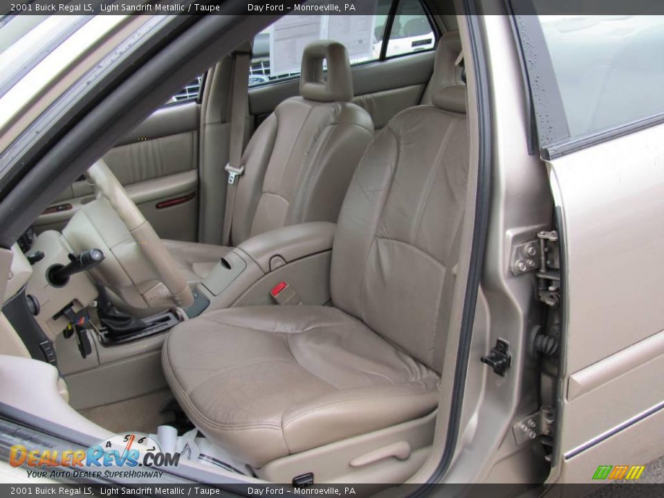 2001 Buick Regal LS Light Sandrift Metallic / Taupe Photo #9
