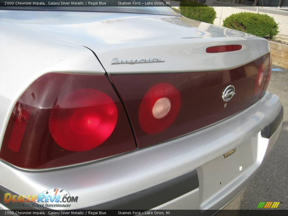 2000 Chevrolet Impala Galaxy Silver Metallic / Regal Blue Photo #15