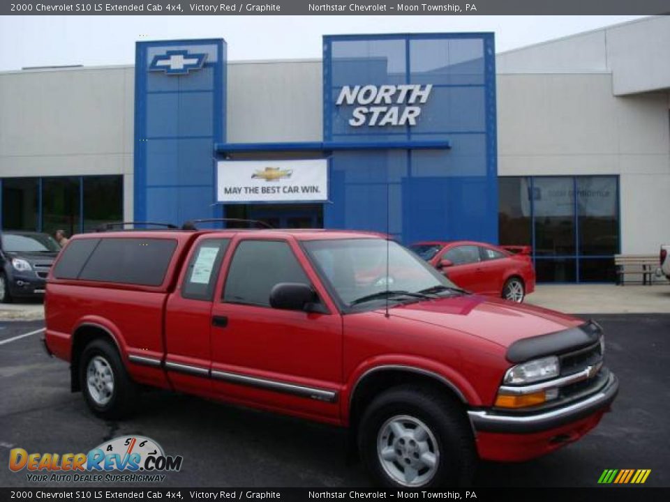 2000 Chevrolet S10 LS Extended Cab 4x4 Victory Red / Graphite Photo #1