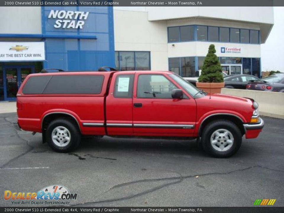 2000 Chevrolet S10 LS Extended Cab 4x4 Victory Red / Graphite Photo #2