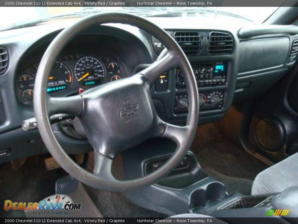 2000 Chevrolet S10 LS Extended Cab 4x4 Victory Red / Graphite Photo #12