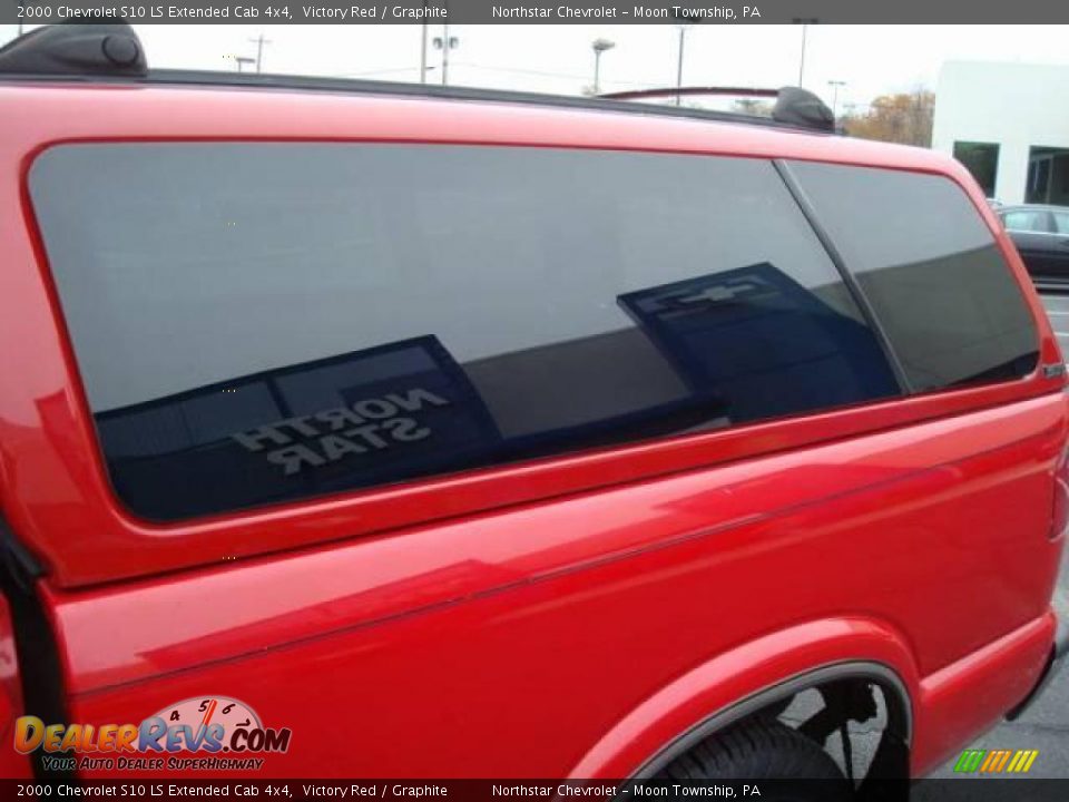 2000 Chevrolet S10 LS Extended Cab 4x4 Victory Red / Graphite Photo #17