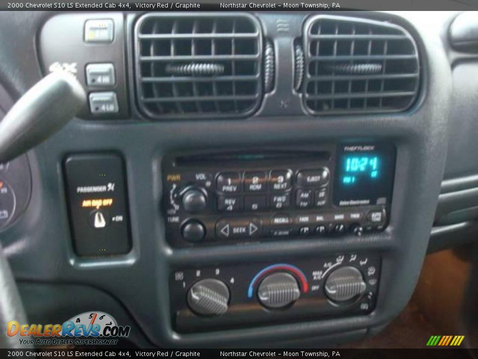 2000 Chevrolet S10 LS Extended Cab 4x4 Victory Red / Graphite Photo #18