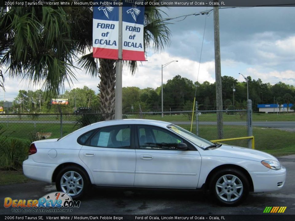 2006 Ford Taurus SE Vibrant White / Medium/Dark Pebble Beige Photo #2