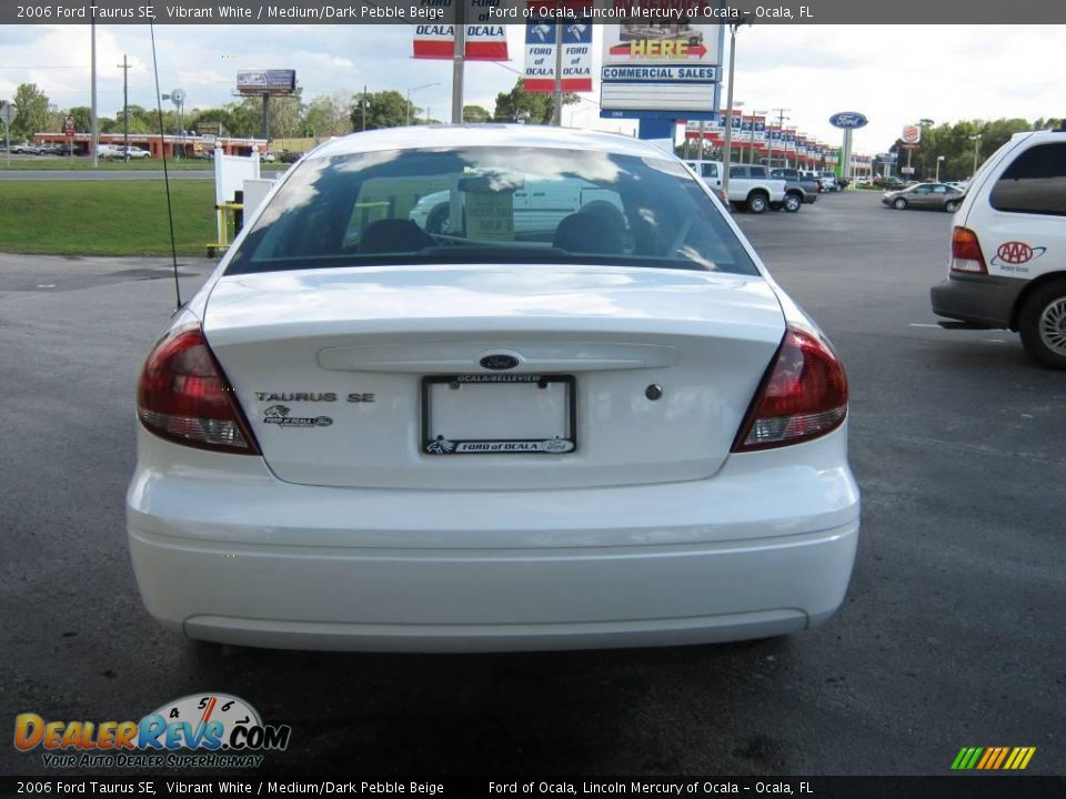 2006 Ford Taurus SE Vibrant White / Medium/Dark Pebble Beige Photo #4