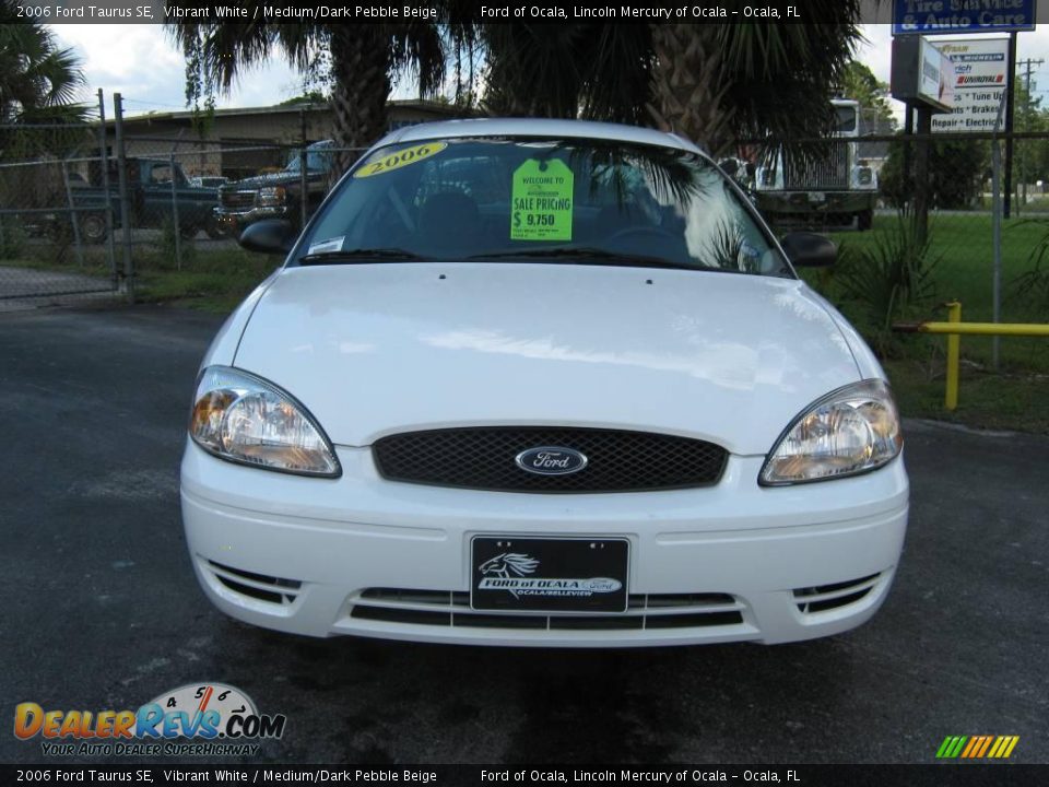 2006 Ford Taurus SE Vibrant White / Medium/Dark Pebble Beige Photo #8
