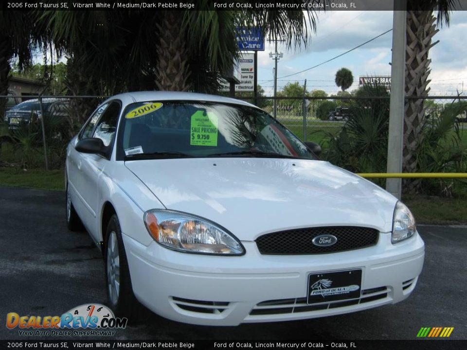 2006 Ford Taurus SE Vibrant White / Medium/Dark Pebble Beige Photo #9