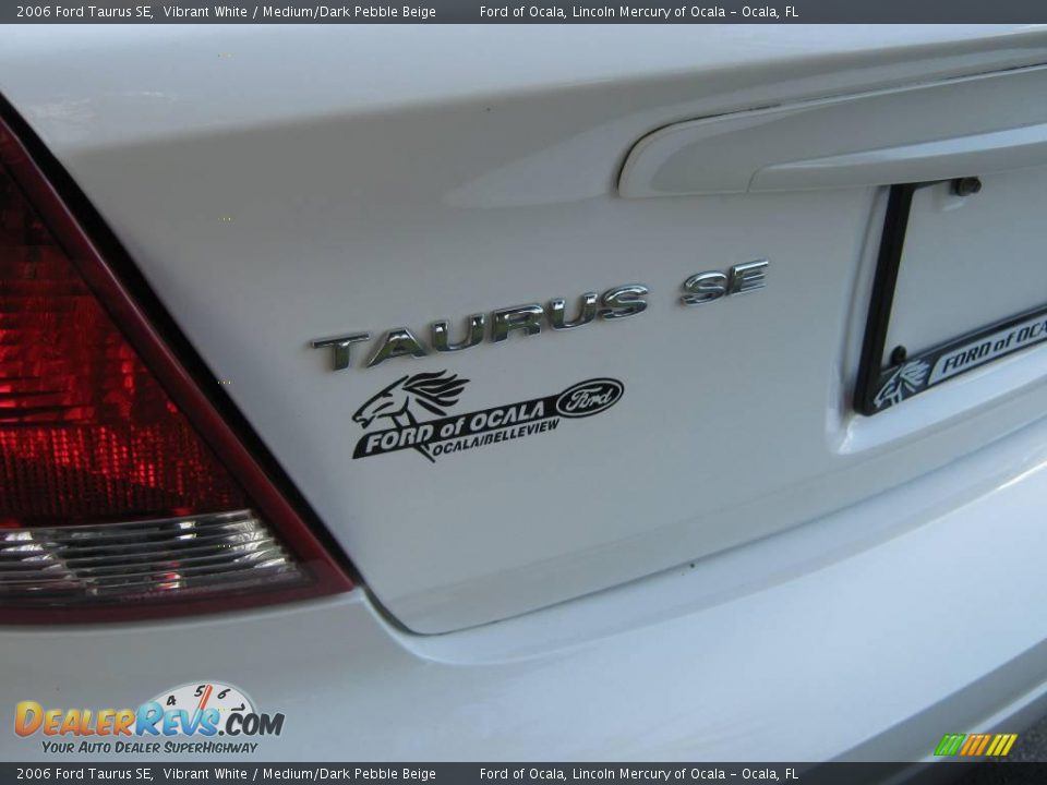 2006 Ford Taurus SE Vibrant White / Medium/Dark Pebble Beige Photo #10