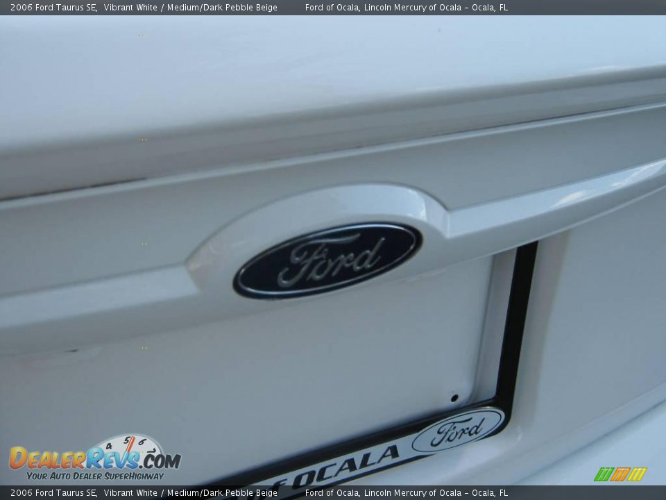 2006 Ford Taurus SE Vibrant White / Medium/Dark Pebble Beige Photo #11