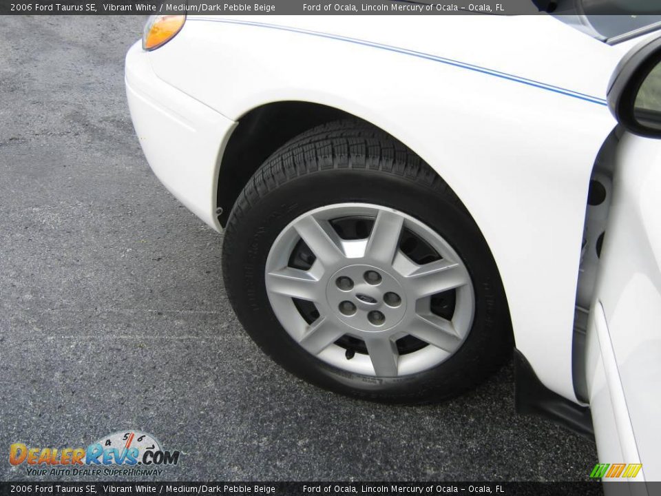 2006 Ford Taurus SE Vibrant White / Medium/Dark Pebble Beige Photo #12