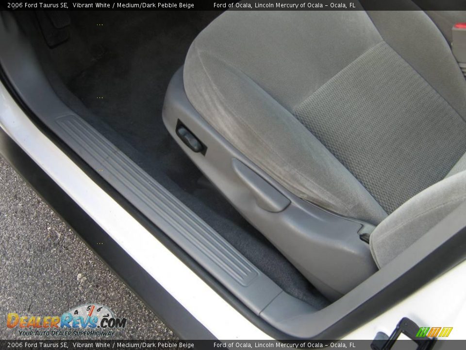 2006 Ford Taurus SE Vibrant White / Medium/Dark Pebble Beige Photo #14
