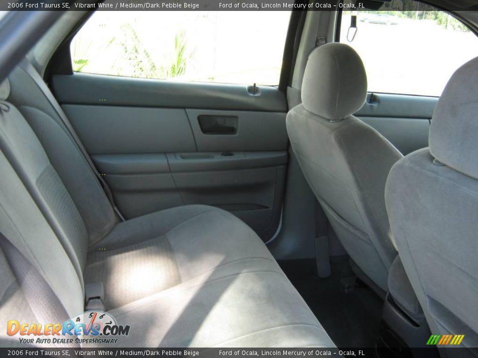 2006 Ford Taurus SE Vibrant White / Medium/Dark Pebble Beige Photo #17