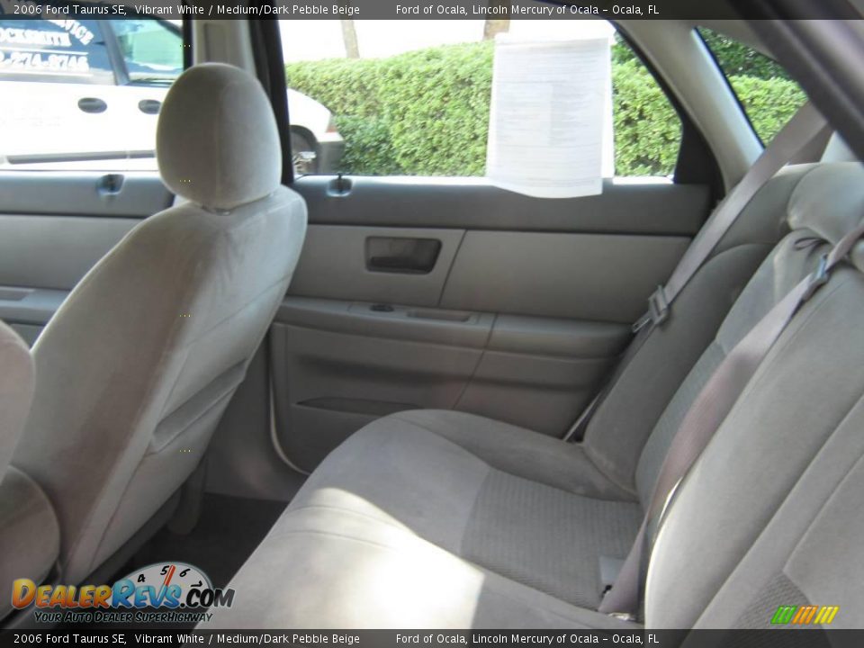 2006 Ford Taurus SE Vibrant White / Medium/Dark Pebble Beige Photo #18