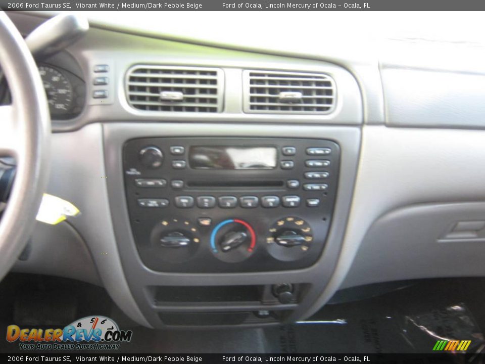 2006 Ford Taurus SE Vibrant White / Medium/Dark Pebble Beige Photo #20