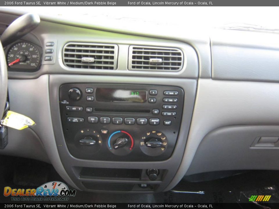 2006 Ford Taurus SE Vibrant White / Medium/Dark Pebble Beige Photo #21