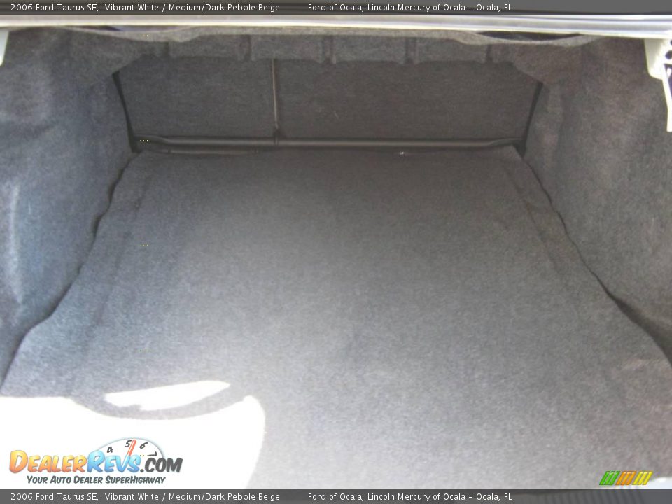 2006 Ford Taurus SE Vibrant White / Medium/Dark Pebble Beige Photo #22