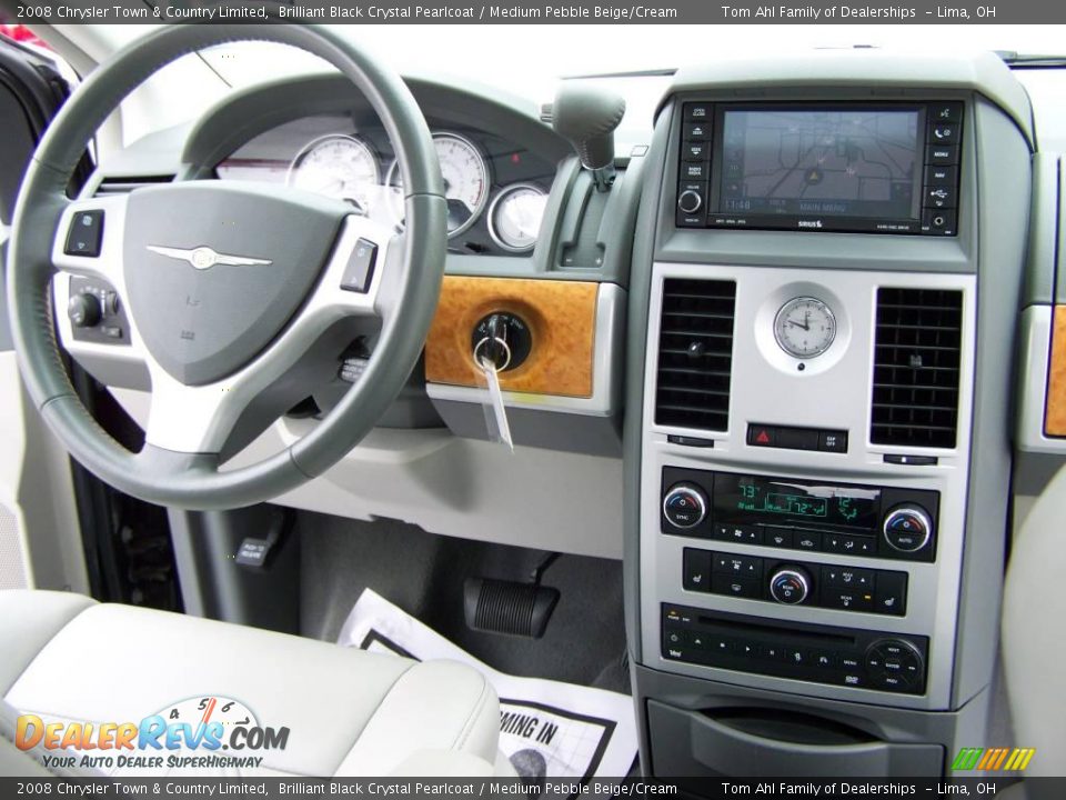 2008 Chrysler Town & Country Limited Brilliant Black Crystal Pearlcoat / Medium Pebble Beige/Cream Photo #17