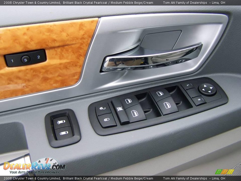 2008 Chrysler Town & Country Limited Brilliant Black Crystal Pearlcoat / Medium Pebble Beige/Cream Photo #22