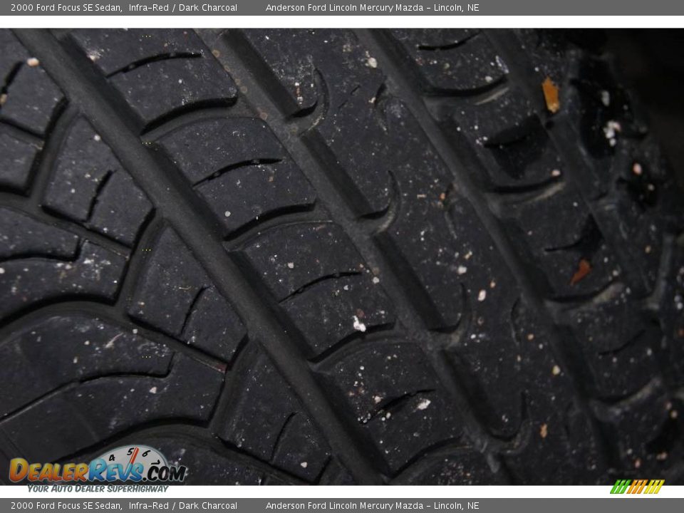 2000 Ford Focus SE Sedan Infra-Red / Dark Charcoal Photo #12