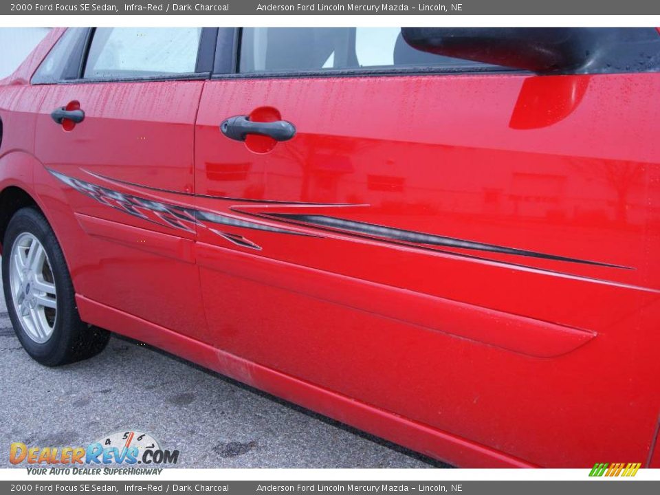 2000 Ford Focus SE Sedan Infra-Red / Dark Charcoal Photo #15