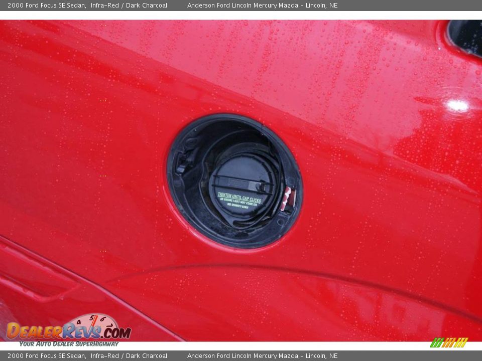 2000 Ford Focus SE Sedan Infra-Red / Dark Charcoal Photo #16