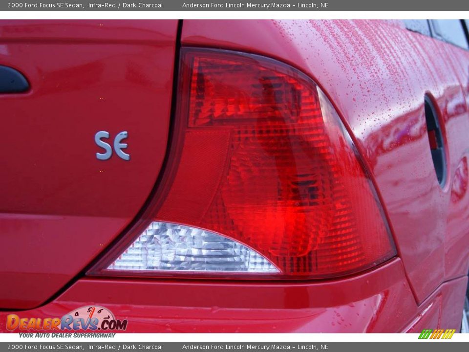 2000 Ford Focus SE Sedan Infra-Red / Dark Charcoal Photo #17