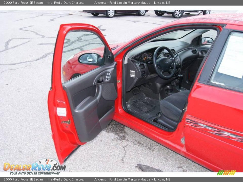 2000 Ford Focus SE Sedan Infra-Red / Dark Charcoal Photo #18