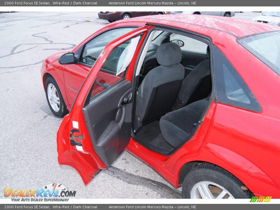2000 Ford Focus SE Sedan Infra-Red / Dark Charcoal Photo #19