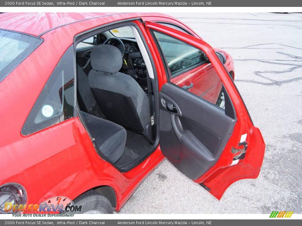 2000 Ford Focus SE Sedan Infra-Red / Dark Charcoal Photo #20