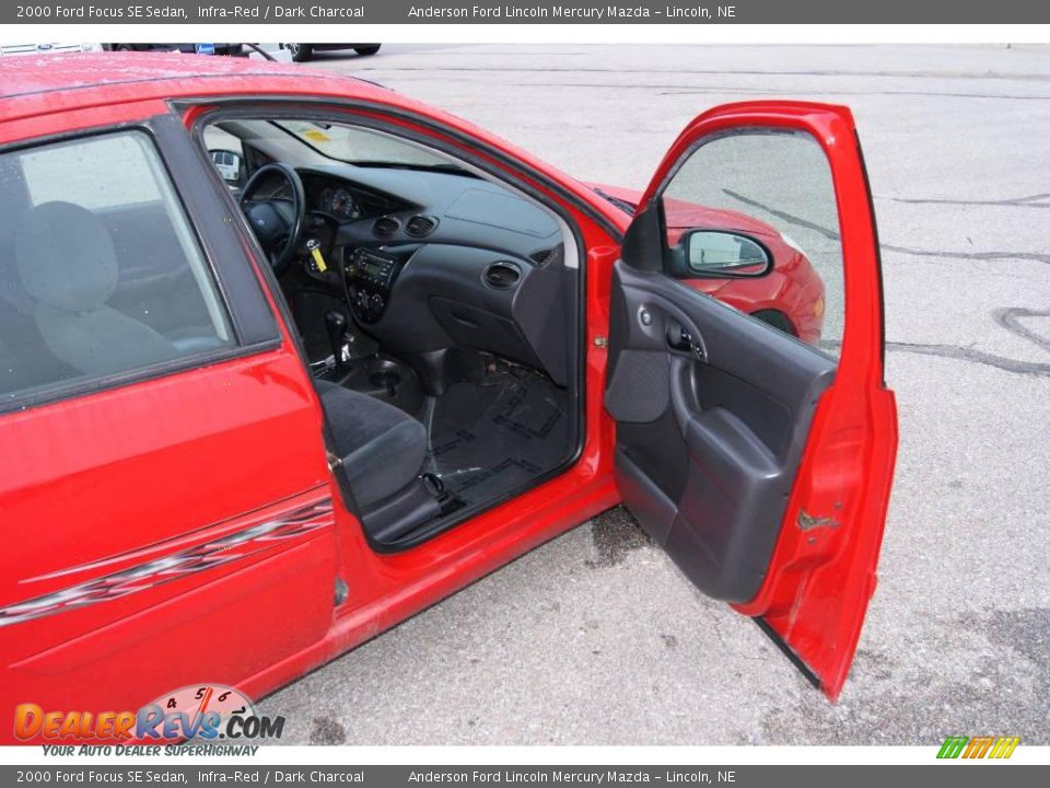 2000 Ford Focus SE Sedan Infra-Red / Dark Charcoal Photo #21