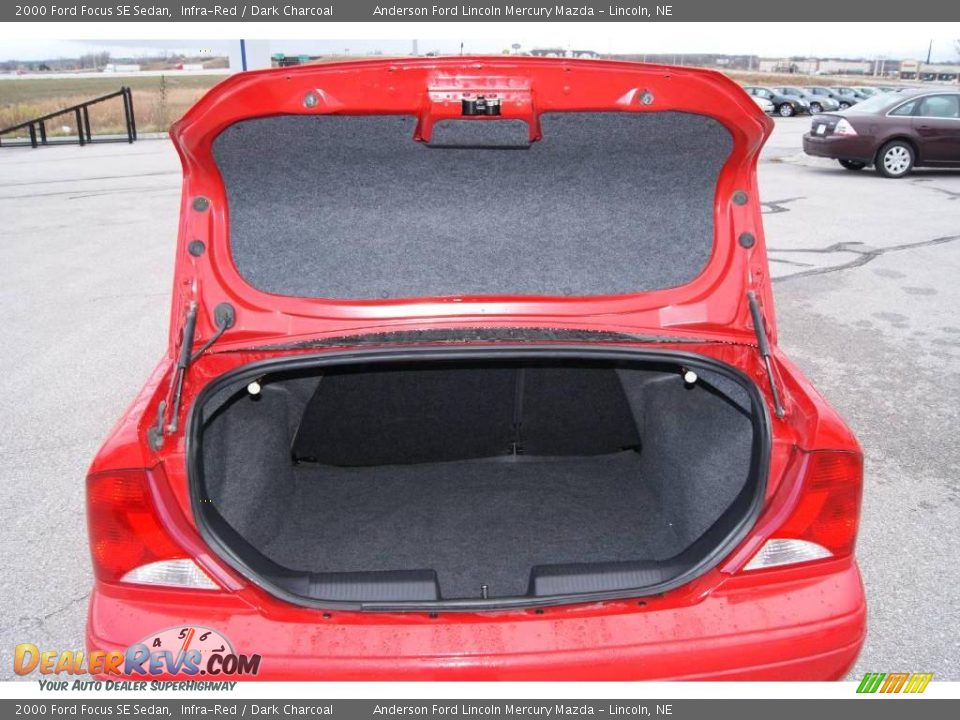 2000 Ford Focus SE Sedan Infra-Red / Dark Charcoal Photo #23