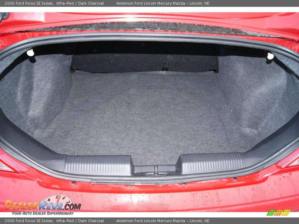2000 Ford Focus SE Sedan Infra-Red / Dark Charcoal Photo #24