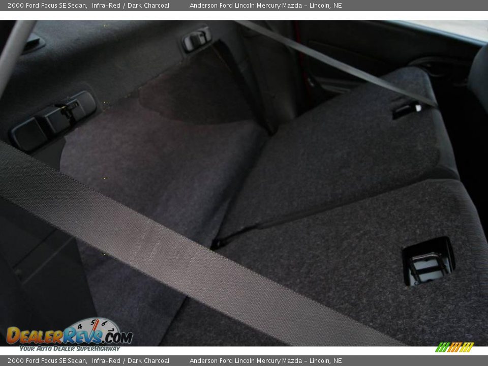 2000 Ford Focus SE Sedan Infra-Red / Dark Charcoal Photo #25