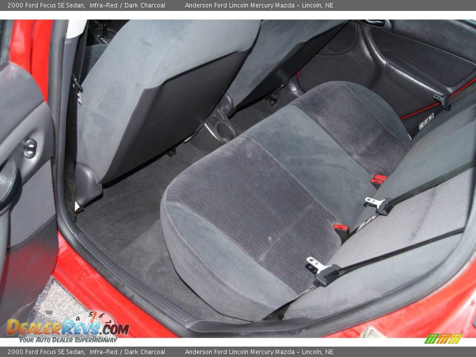 2000 Ford Focus SE Sedan Infra-Red / Dark Charcoal Photo #28