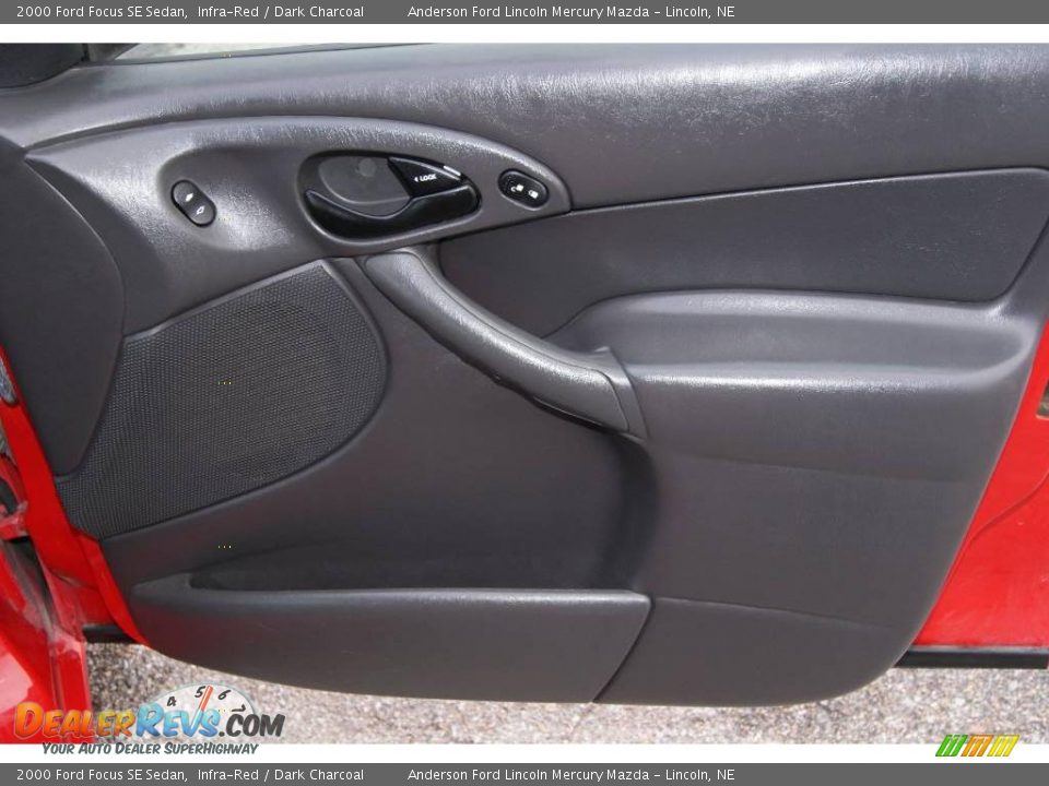 2000 Ford Focus SE Sedan Infra-Red / Dark Charcoal Photo #30