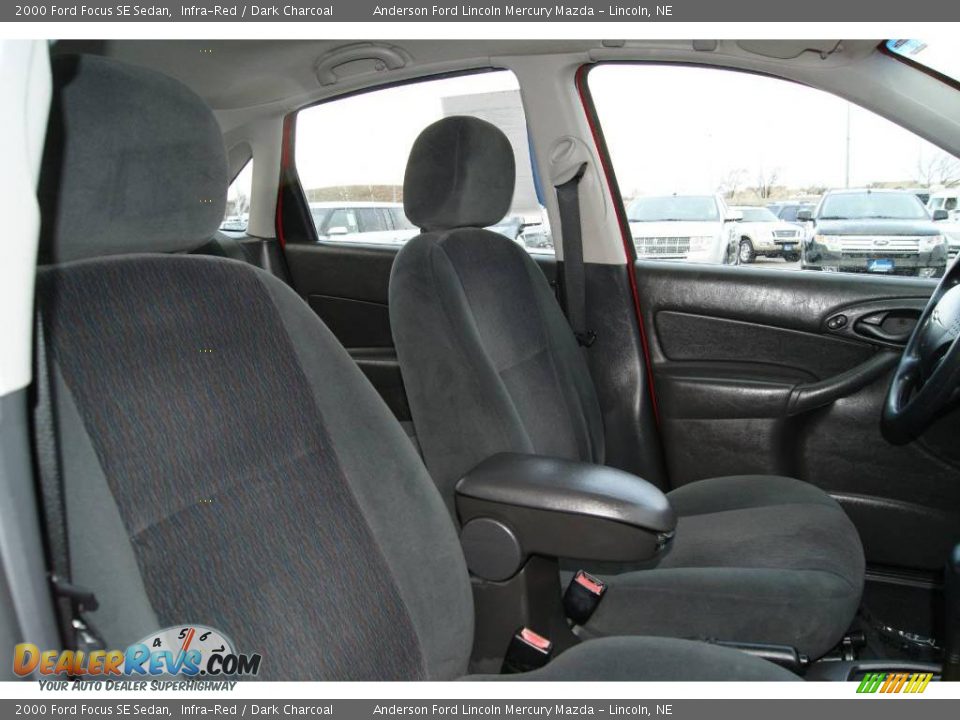 2000 Ford Focus SE Sedan Infra-Red / Dark Charcoal Photo #31