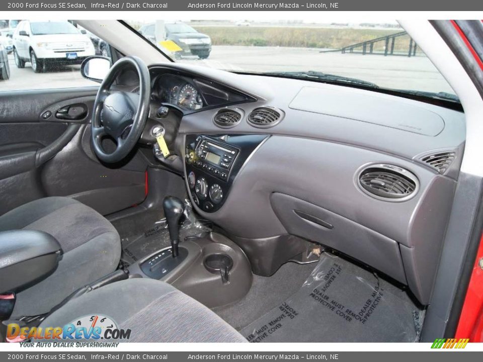2000 Ford Focus SE Sedan Infra-Red / Dark Charcoal Photo #32