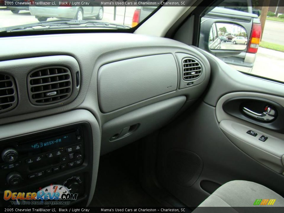 2005 Chevrolet TrailBlazer LS Black / Light Gray Photo #16