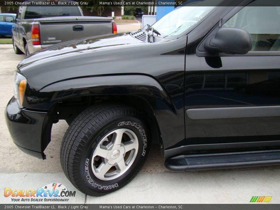 2005 Chevrolet TrailBlazer LS Black / Light Gray Photo #23