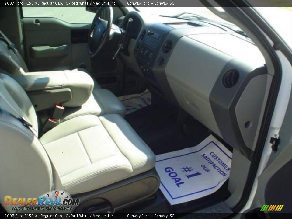 2007 Ford F150 XL Regular Cab Oxford White / Medium Flint Photo #17