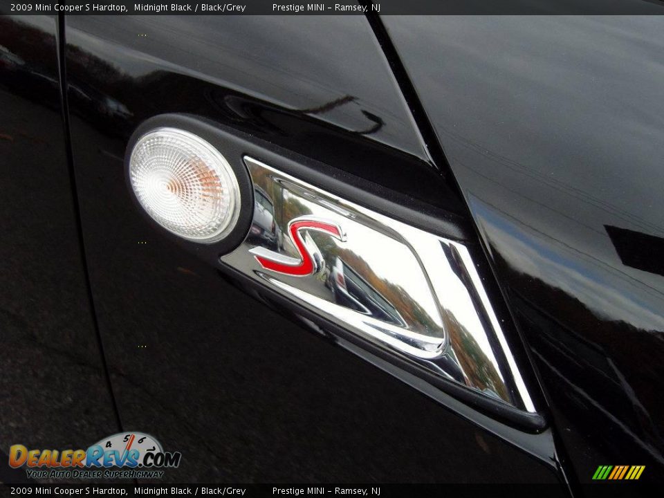 2009 Mini Cooper S Hardtop Midnight Black / Black/Grey Photo #33