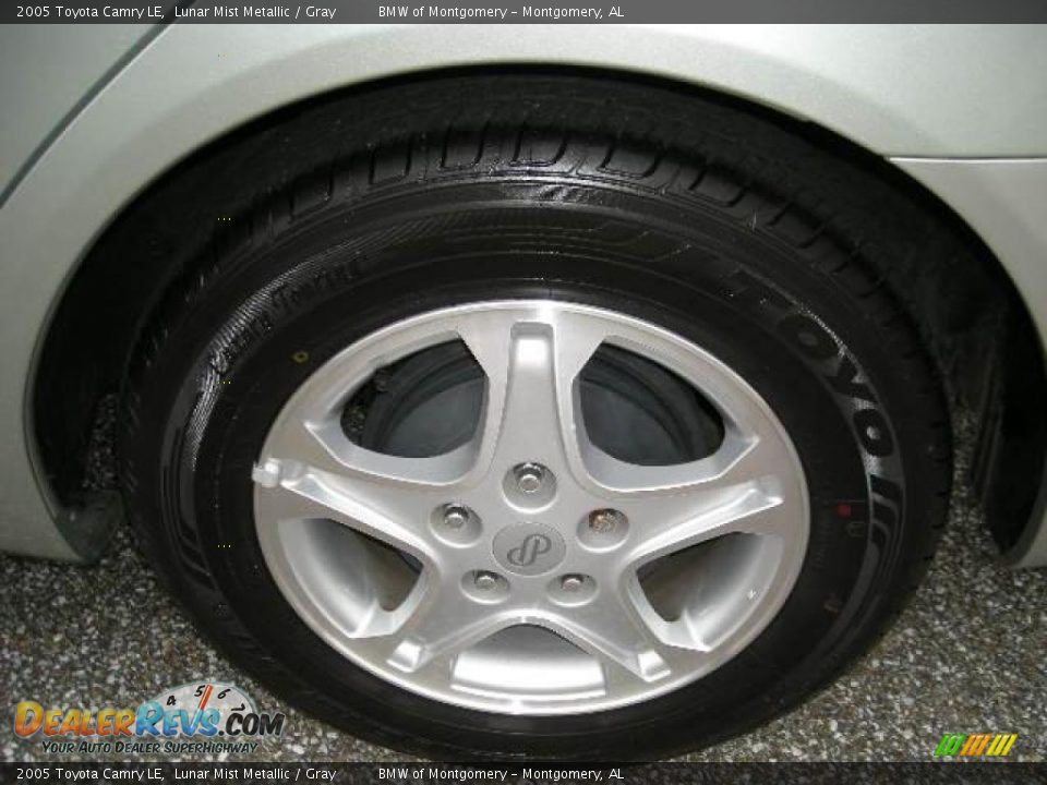 2005 Toyota Camry LE Lunar Mist Metallic / Gray Photo #10