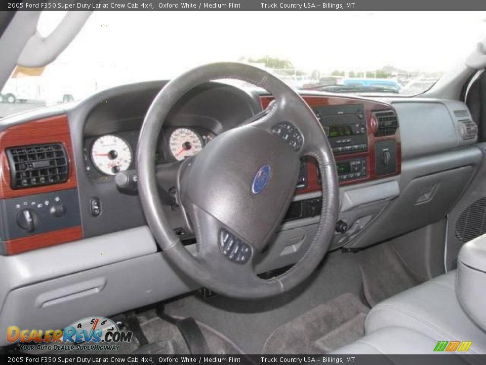 2005 Ford F350 Super Duty Lariat Crew Cab 4x4 Oxford White / Medium Flint Photo #12